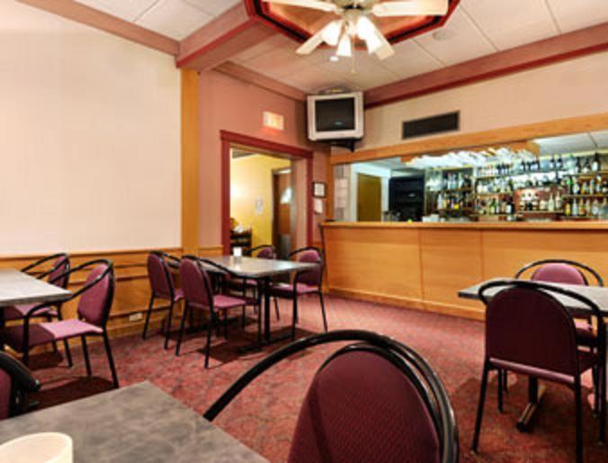 Hotel Ramada By Wyndham Yorkton Restaurant photo