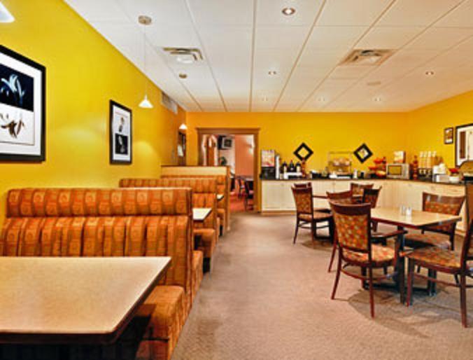 Hotel Ramada By Wyndham Yorkton Restaurant photo