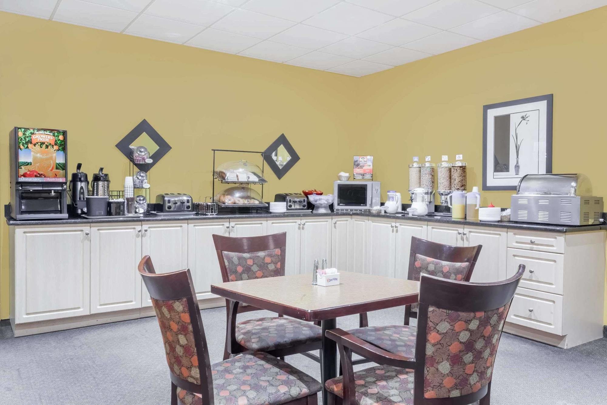 Hotel Ramada By Wyndham Yorkton Extérieur photo