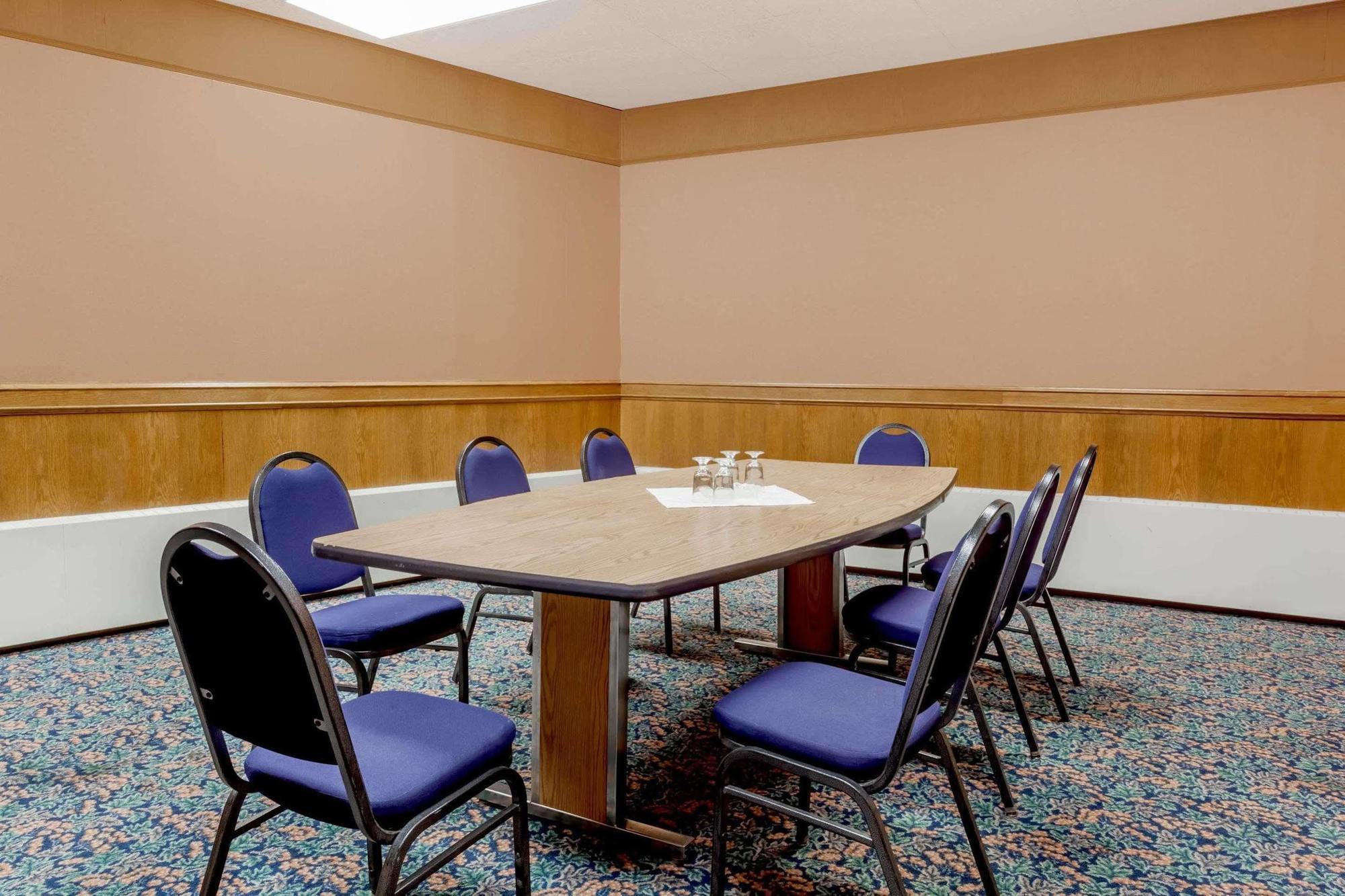 Hotel Ramada By Wyndham Yorkton Extérieur photo