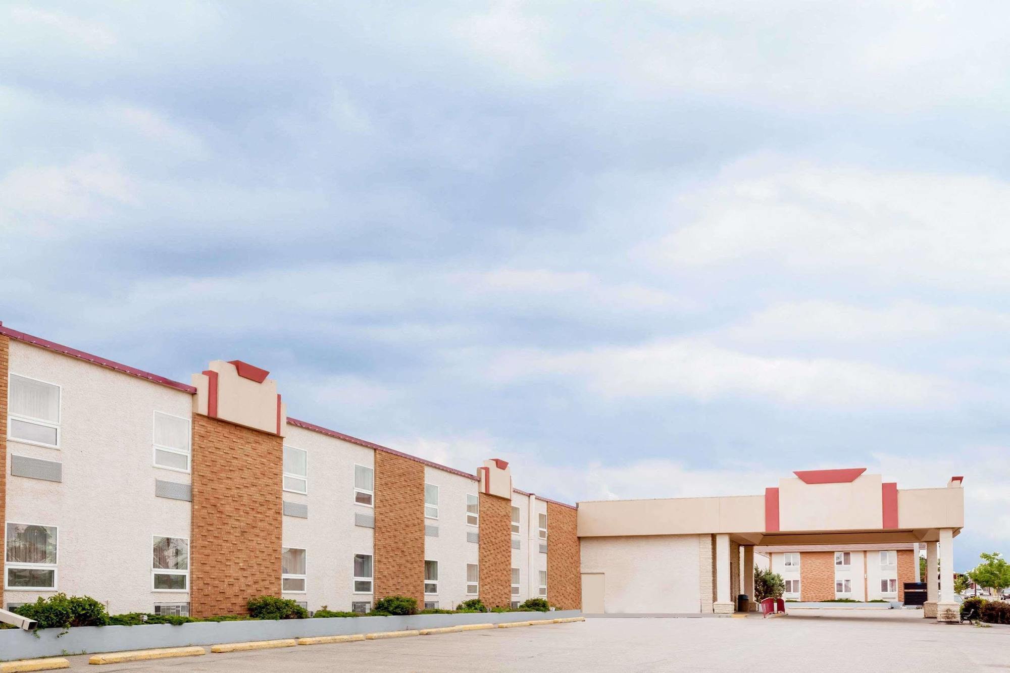 Hotel Ramada By Wyndham Yorkton Extérieur photo